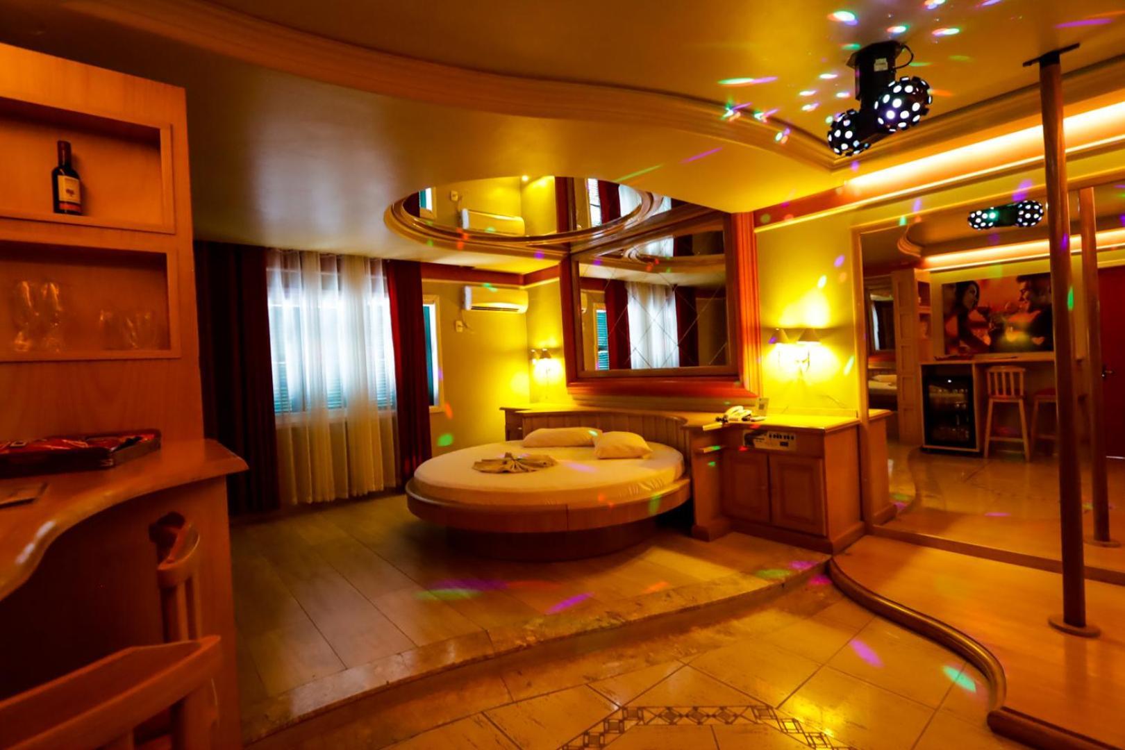 Motel Avenida (Adults Only) Грамаду Екстериор снимка